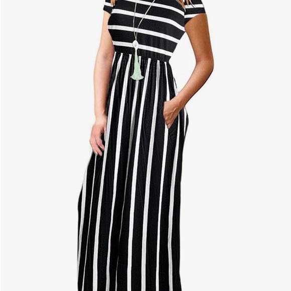 Chic Striped Maxi Dress in Black and White - Picture 3 of 10